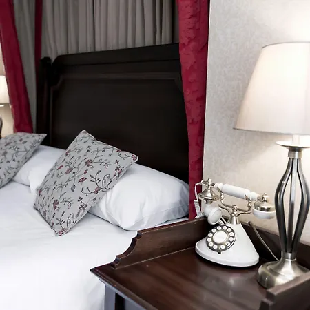 バトラーズ タウンハウス 4*